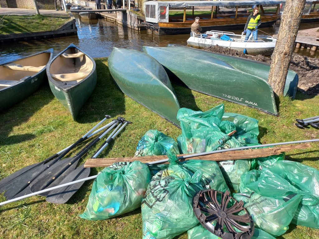Zakken vol zwerfafval werden opgehaald tijdens de vorige World Clean Up Day